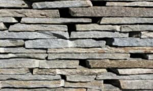 In edilizia, la Pietra di Luserna viene utilizzata per la costruzione di facciate, pavimentazioni, scale, camini e balaustre
