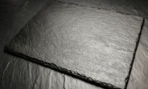 La pietra di lavagna è un materiale molto resistente e duraturo, in grado di resistere a urti, graffi e abrasioni