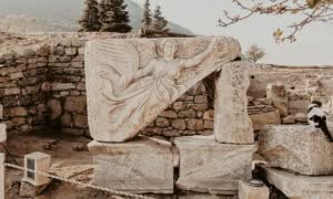 Il marmista è un artigiano specializzato nella lavorazione del marmo, che utilizza competenze manuali, tecniche e tecnologie specifiche per creare opere d'arte uniche e durature