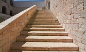 La Pietra di Trani è un materiale di qualità superiore, e per questo il suo prezzo è generalmente più elevato