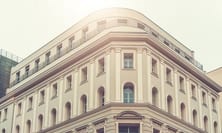 La pietra avorio viene utilizzata per molteplici scopi, tra cui la realizzazione di pavimenti, pareti, scale e rivestimenti