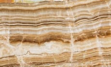 L'onice è disponibile in una vasta gamma di colori, tra cui bianco, nero, marrone, grigio, verde e giallo. Il colore più comune è il marrone scuro